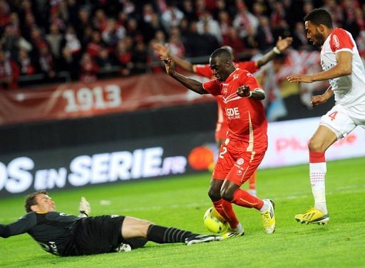 Valenciennes' Remi Gomis battles agaisnt Nancy goalkeeper Damien Gregorini during the on April 27, 2013 in Valenciennes